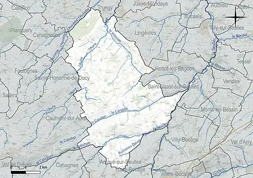 Carte en couleur présentant le réseau hydrographique de la commune