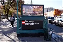 panneau avec un sens interdit et inscription : No entry use entrance across Lenox Avenue