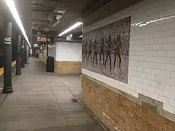 espace étroit entre les colonnes et le mur, inscription Exit avec flêche vers la droite