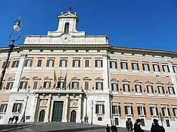 La façade principale du palais Montecitorio et son campenard
