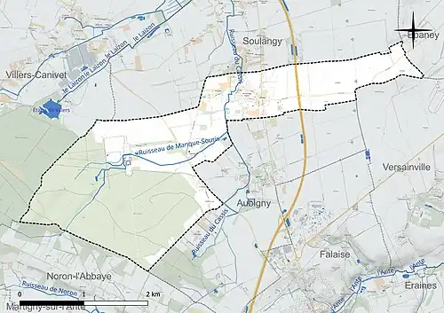 Carte en couleur présentant le réseau hydrographique de la commune