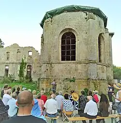 Couverture provisoire de la chapelle grâce aux dons publics et privés.