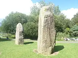 Les deux menhirs de Kerloazec, dans le parc animalier de la Pommeraie.