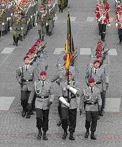 Soldats de la 26e&nbsp;brigade aéroportée allemande (Fallschirmjäger) en uniforme de parade.