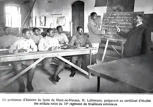 M Lallemant, professeur d'histoire au lycée Victor-Duruy, prépare des soldats du régiment au certificat d'études
