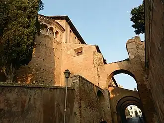 Contreforts de l'église.