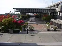 L'université Simon Fraser à Burnaby (Canada) sert de décors lors des scènes se déroulant sur la nouvelle planète des Tollans.