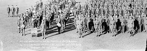 Photographie en noir et blanc d'un défilé militaire