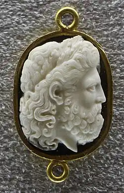 Camée en calcédoine représentant Zeus de profil. IIIe&nbsp;siècle&nbsp;av. J.-C. Musée archéologique national (Florence).