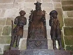 Groupe statuaire de saint Yves entre le riche et le pauvre (XVe&nbsp;siècle).