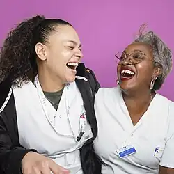deux femmes sourissent