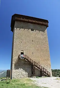 Vue d’une tour fortifiée à base rectangulaire.
