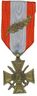 Croix de guerre des TOE avec une palme de bronze.