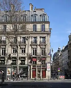 No&nbsp;16, au croisement avec la rue Saint-Honoré.