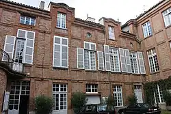 Reich de Pennautier : façade latérale dans la cour.