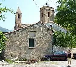 L'église et l'ancien presbytère.