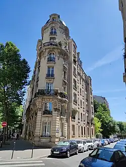 No&nbsp;17, à l'angle de la rue Narcisse-Diaz.