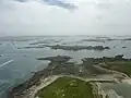 Plouguerneau : écueils avoisinant l'île Vierge vus du sommet du grand phare (au premier plan, l'île Valan).