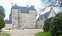 Le château de Keroué (Kerroué) vu depuis l'entrée de la cour d'honneur.