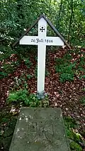 Tombe de soldat près de la maison forestière d'Irtenberg. Dans cette forêt, après le combat proprement dit, un combat d'arrière-garde a encore lieu entre le 8e corps fédéral et les Prussiens qui le suivent.
