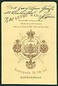 Dos d'une photographie au format portrait carte-de-visite de Georg Emil Hansen où il se dit photographe de cour.