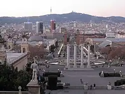 Las Quatre Colonnes vues depuis le palais de Montjuïc en 2012.