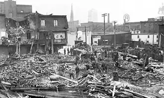 Pompiers à l’œuvre après le crash d’un bombardier B-24 Liberator dans Griffintown, le 25 avril 1944.