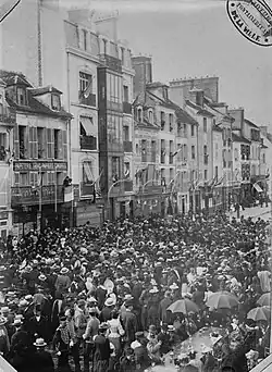 Concert de l'Union musicale de Fontainebleau sur la place, photographié en 1892.