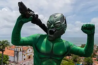 Cosplay du Bouffon vert dans sa version incarnée par Willem Dafoe dans les films de Sam Raimi