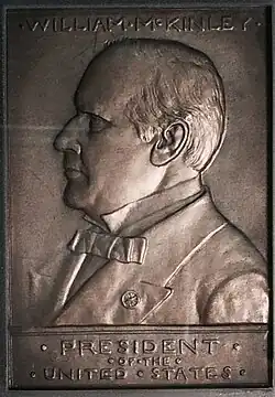 Médaille représentant le buste d'un homme.