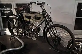 Triumph à moteur JAP de 292&nbsp;cm3/2,5&nbsp;ch incliné vers l'avant (1903).