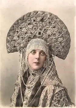 La princesse Olga Konstantinovna Orlova en tenue de bal. On distingue des ryasnas en perles pendus à son kokochnik