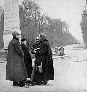L'obélisque au deuxième plan et l'une des routes du carrefour, en décembre 1905, lors de l'examen du circuit de Fontainebleau par la commission sportive de l'Automobile Club de France. De gauche à droite, au premier plan : Adrien de Turckheim, Charles-Henri Brasier, Étienne Giraud, René de Knyff.
