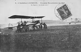 Avion retenu à mains d'hommes avant le départ.