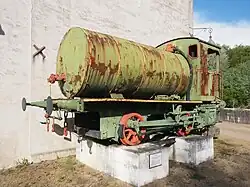 Photographie d'une locomotive à vapeur sur un socle dans la cour d'un musée.