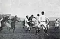 Derby entre le Stade toulousain (foncés) et le TOEC (blancs), en janvier 1913 dans le championnat des Pyrénées.