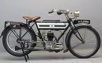 Triumph A (1913). À noter la tige de commande du free engine par commande au pied, la fourche rocking et l'échappement fish tail.
