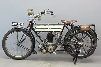 Triumph C (1913). À noter la tige de commande du « dérailleur » trois vitesses, actionnée par un levier côté droit du réservoir, et les deux béquilles.