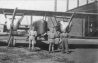 Farman F.50 devant un hangar.