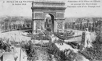 Arrivée du défilé de la Victoire à l'Arc de Triomphe.