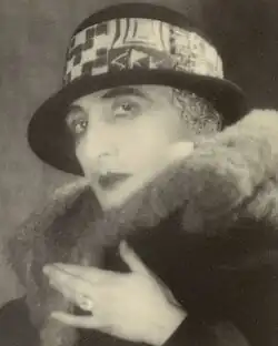 Photo de Duchamp travesti en femme.