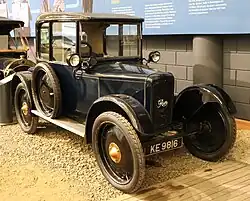 Une automobile ancienne dans un musée.