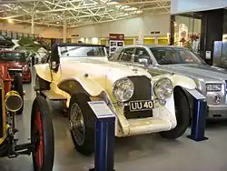 Une Leyland 8 de 1927, avec accessoires de sport.