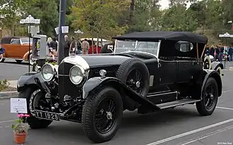 Une Bentley 6½ Litre stationnée sur un parking