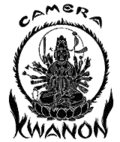 Logo gravé au dessus de l'appareil représentant la divinité Guanyin aux mille bras