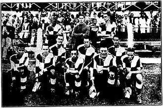 photo noir et blanc d'une équipe de football disposée sur trois rangs