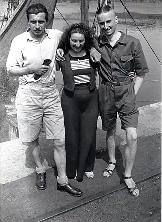 De gauche à droite, Lismonde, la peintre Marguerite Antoine et Fernand Cannoot, à Nieuport en août 1936 (photo Léon van Dievoet).