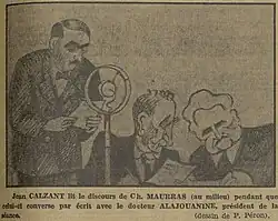 Dessin humoristique au trait noir représentant trois personnages masculins, l'un à gauche parlant dans un micro, les deux autres assis à droite conversant en aparté.