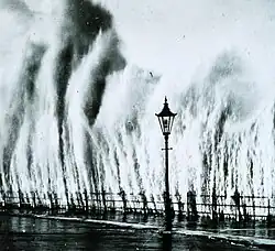 Onde de tempête du Grand ouragan de 1938 frappant un mur de quai (NOAA/NWS Historic Collection)