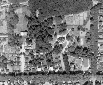 Vue orthophotographique des domaines des villas Sainte-Marie (gauche) et des Roses (droite) entre l'avenue de la Gare (actuellement, Franklin-Roosevelt) et la forêt, en mai 1947 (nord en haut, à droite).